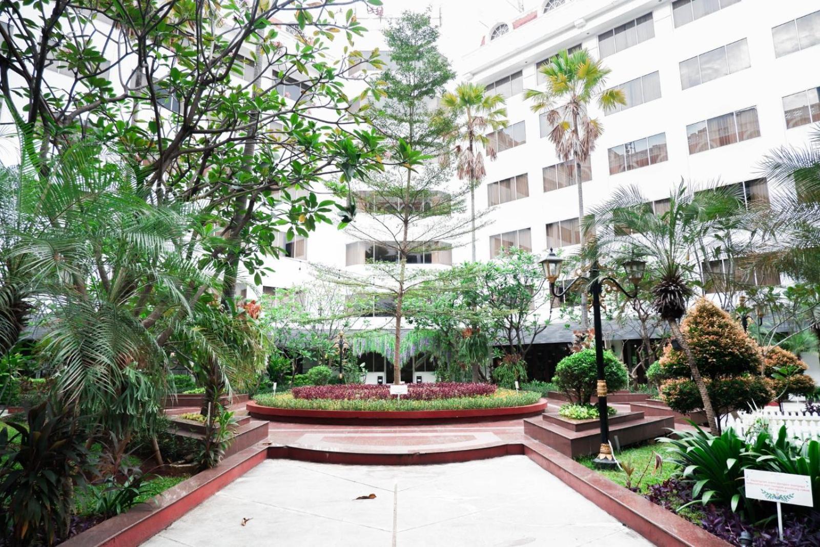 Mercure Jakarta Batavia Exterior foto